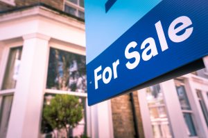 Estate,Agent,For,Sale,Sign,On,Street,Of,Houses